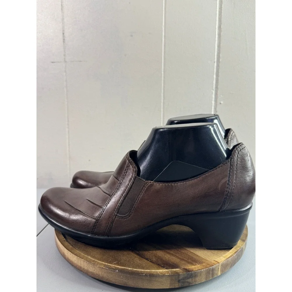 Clarks Slip On Pumps Womens 8 Brown Good Pleated Leather Block Heel Office